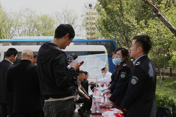 长武县卫生健康执法大队在星空(中国)胡孟矿区普及职业病预防知识_副本.jpg